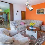 2 Bedroom Gorgeous In דירה Koromačno