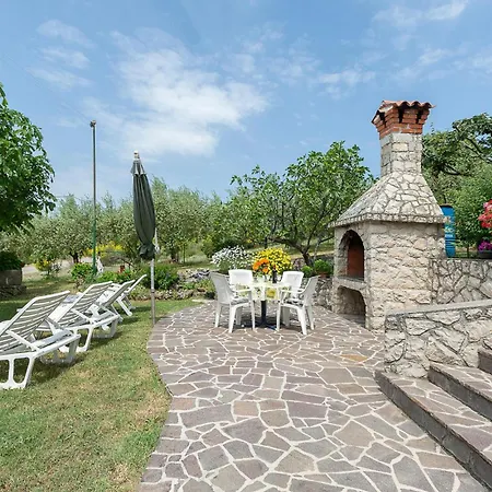 2 Bedroom Gorgeous In Koromačno