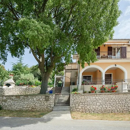 Apartament Lovely In With House Sea View